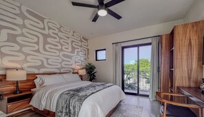 Desk, laptop workspace, blackout curtains, soundproofing - Hotel Casa Coronel (La Paz)