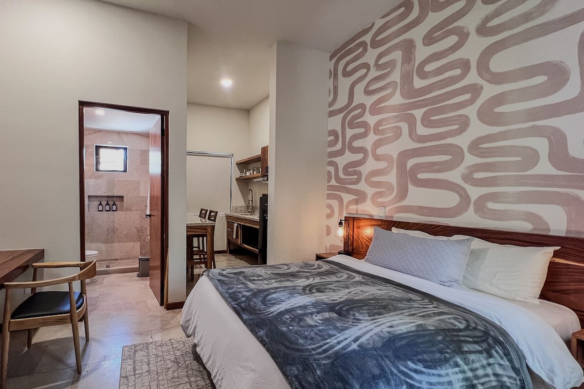 1 habitación, escritorio y espacio para trabajar con laptop