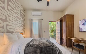 Queen Standard Suite 8 | Desk, laptop workspace, blackout drapes, soundproofing - Hotel Casa Coronel (La Paz)
