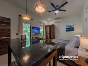 Desk, laptop workspace, blackout curtains, soundproofing - Hotel Casa Coronel (La Paz)