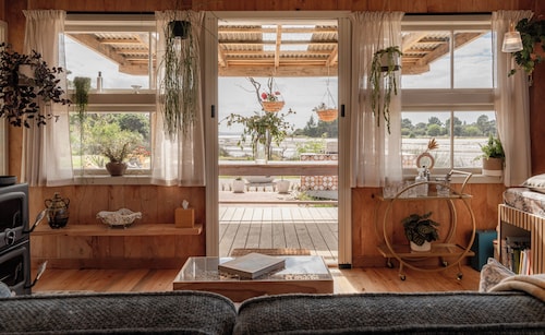 Luxury eco-design waterfront fishing Batch with guests' vegetable garden.