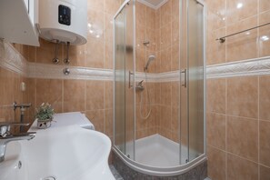 Een douche, een haardroger, handdoeken, toiletpapier
