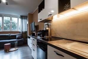 Fridge, microwave, oven, coffee/tea maker