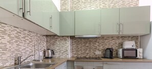 Frigorifero, microonde, forno, macchina per tè/caffè