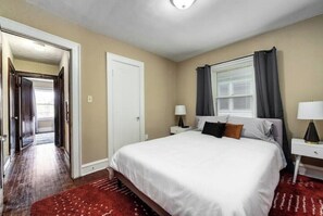 4 bedrooms, iron/ironing board, free WiFi, bed sheets - Bohemian Rock n' Roll Retreat ~ 15 mins to Downtown ~ 8 mins to Cleveland Clinic (Cleveland)