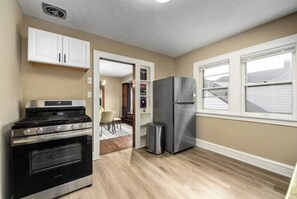 Fridge, microwave, oven, stovetop - Bohemian Rock n' Roll Retreat ~ 15 mins to Downtown ~ 8 mins to Cleveland Clinic (Cleveland)