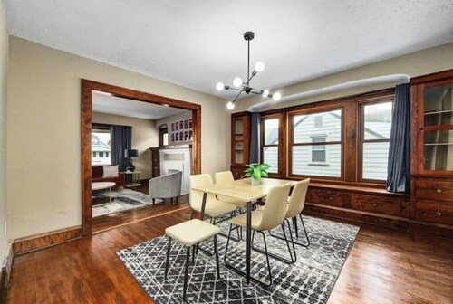 Bohemian Rock n' Roll Retreat ~ 15 mins to Downtown ~ 8 mins to Cleveland Clinic