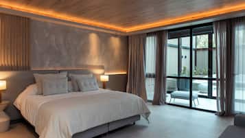 Deluxe-Suite, 1 King-Bett und Schlafsofa, Blick auf den Innenhof, Erdgeschoss | 1 Schlafzimmer, kostenlose Minibar, Zimmersafe