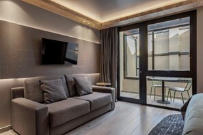 Premium-Suite, 1 King-Bett und Schlafsofa, Blick auf den Innenhof, Turm | Terrasse/Patio
