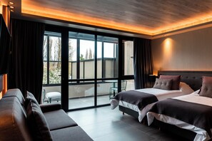 Suite Supérieure, 1 très grand lit et 1 canapé-lit, vue cour intérieure, dans la tour | Vue depuis le balcon