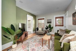 Smart TV - Larchmere Classic Retreat ~ 8 mins to Cleveland Clinic ~ 5 mins to Case Western (Cleveland)