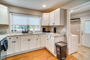Fridge, microwave, oven, stovetop - Home 14 Mi to Highpoint Health w/ Fenced Yard! (Hendersonville)