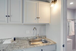 Interior - 6 Mi to Hiking: Apartment in Frazier Park (Frazier Park)