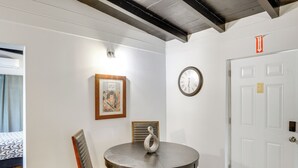 A dining area with a round table, chairs, a wall clock, and a framed artwork. - Hike & Explore: Studio Stay in Frazier Park (Frazier Park)
