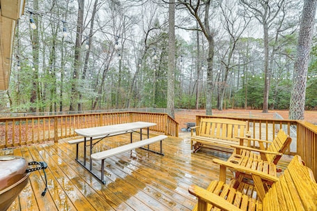 Outdoor dining. 6 Mi to Salisbury: Forest-View Sanctuary!