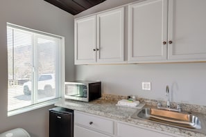 Cookware/dishes/utensils - 6 Mi to Frazier Mountain: Cozy Studio Retreat (Frazier Park)