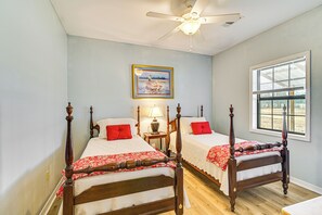 2 bedrooms, iron/ironing board, Internet, bed sheets - Hike & Fish: Family-Friendly Louisville Home (Louisville)