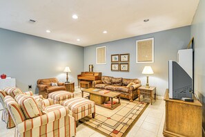 TV - Hike & Fish: Family-Friendly Louisville Home (Louisville)