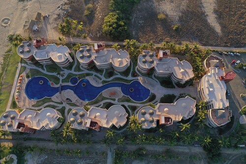 3 bedrooms, fabulous pools on 15 km of quiet, beautiful Pacific Coast beach