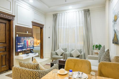 Suite exclusiva, 2 baños | Sala de estar | Smart TV, Netflix, películas con cargo y servicios de streaming
