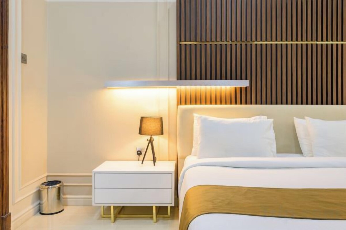 1 bedroom, Frette Italian sheets, premium bedding, memory foam beds