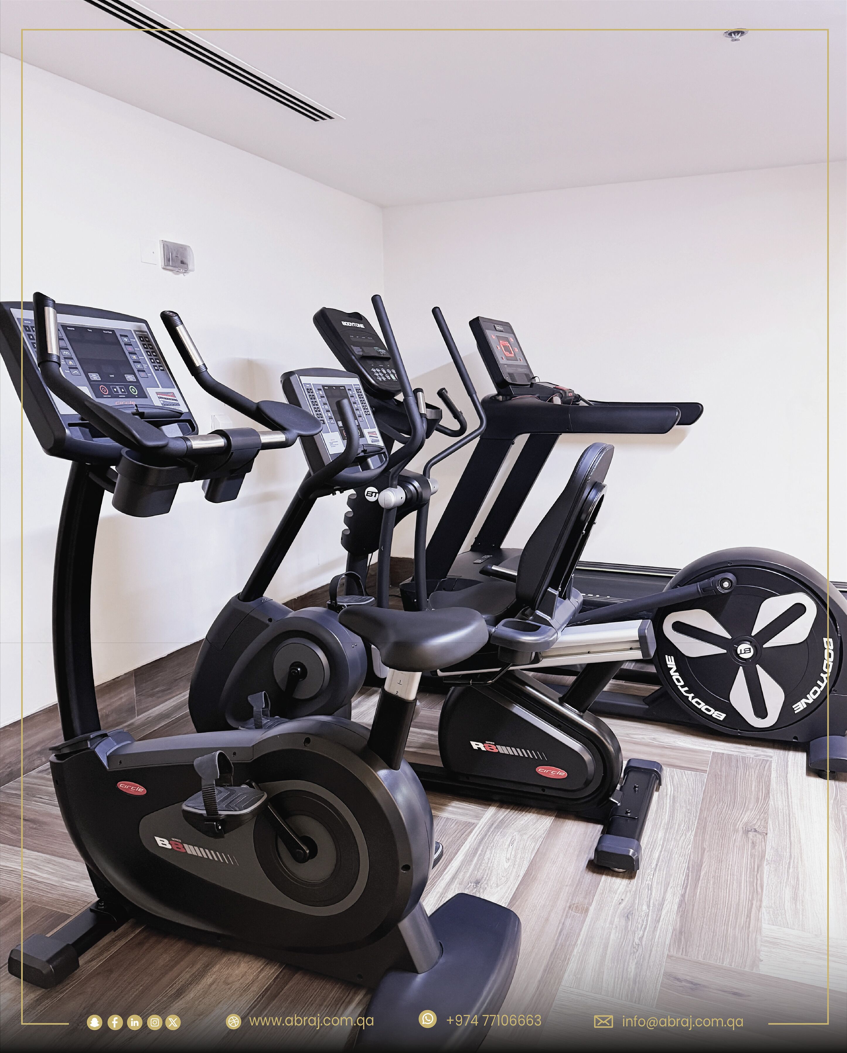 Un gimnasio con bicicletas estáticas y cintas de correr.