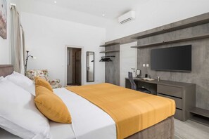 4 bedrooms, desk, iron/ironing board, free WiFi