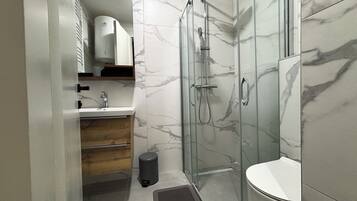 Chuveiro, secador de cabelo, toalhas de banho, sabonete