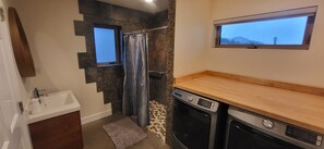 シャワー、タオル、石鹸、トイレットペーパー