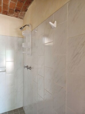 Dusche, Haartrockner, Handtücher, Seife