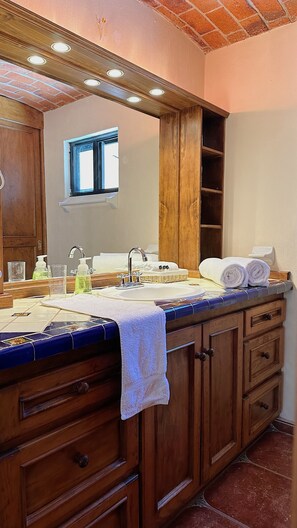 Bruser, hårtørrer, håndklæder, Sæbe