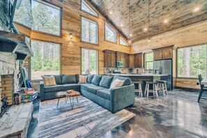 Een smart-tv en een open haard