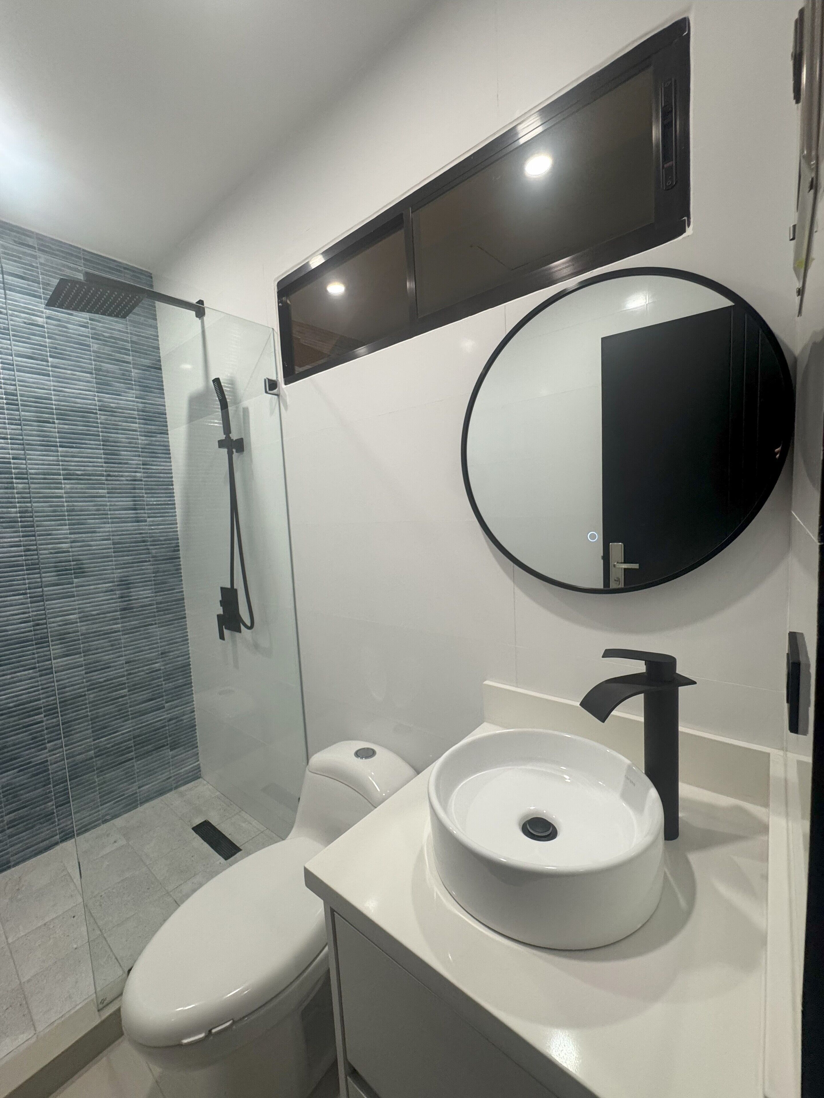 Douche, serviettes fournies, savon, papier toilette