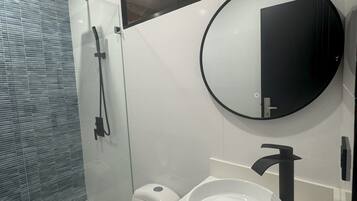 Douche, serviettes fournies, savon, papier toilette