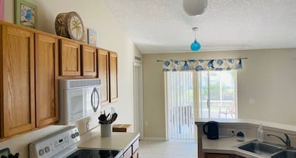 Near Beach-3br-sleeps6-patio-garden-parking-ac