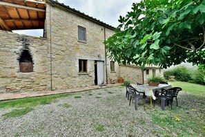 Outdoor dining - Ancient villa with private pool and garden in Val D'Orcia, Unesco heritage site (Radicofani)