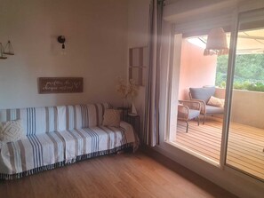 TV, table tennis - 4-person apartment in Carro, 2 steps from the sea, in a tourist residence (Martigues)