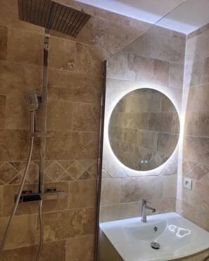 Shower, towels - 4-person apartment in Carro, 2 steps from the sea, in a tourist residence (Martigues)