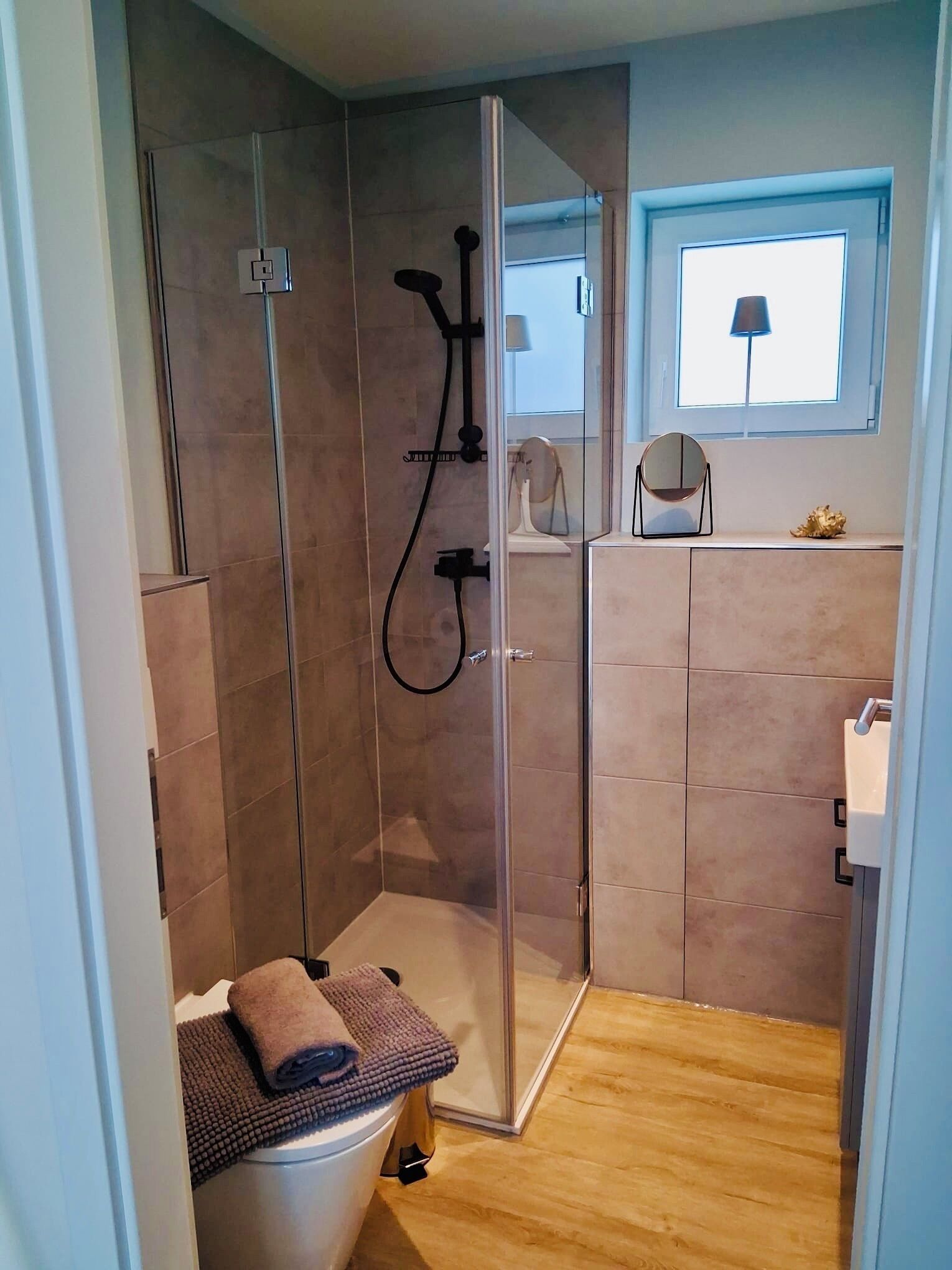 Dusche, Haartrockner, Handtücher, Seife