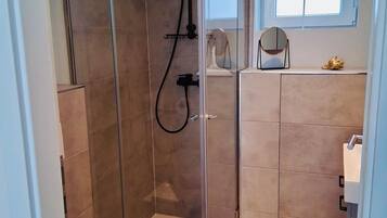 Dusche, Haartrockner, Handtücher, Seife