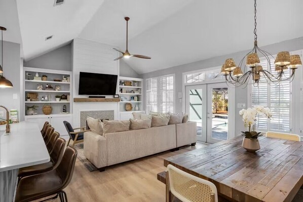 Smart TV - Private 5-bedroom house with private screened in pool and beach access (Santa Rosa Beach)