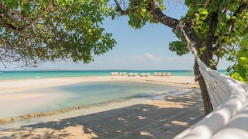 Privat strand, hvit sand, fridykking og kajakkpadling