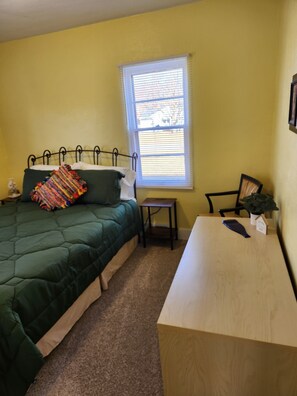 2 Schlafzimmer, Schreibtisch, Bügeleisen/Bügelbrett, Reisekinderbett