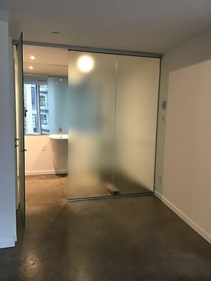 Haartrockner, Handtücher, Seife, Toilettenpapier