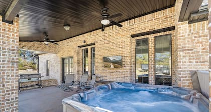 Beaver Lake Getaway 3BR w/ Hot Tub, Fire Pit & Boat Parking!