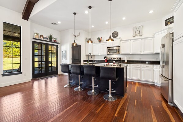 Micro-ondes, four, plaque de cuisson, lave-vaisselle