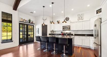 Beaver Lake Getaway 3BR w/ Hot Tub, Fire Pit & Boat Parking!