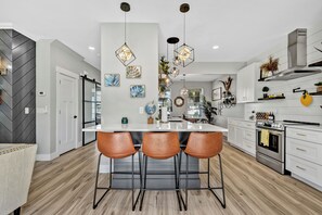 Fridge, microwave, oven, stovetop - Fully remodeled home with optional In-law apartment for large groups (Bluffton)