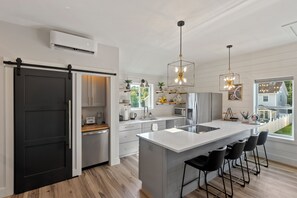 Fridge, microwave, oven, stovetop - Fully remodeled home with optional In-law apartment for large groups (Bluffton)