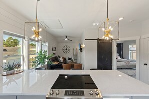 5 soverom, skrivebord, strykejern/-brett og reiseseng for barn